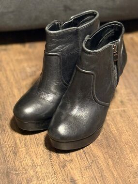 Gianni Bini Black Leather Platform Ankle Booties Size 8M.
